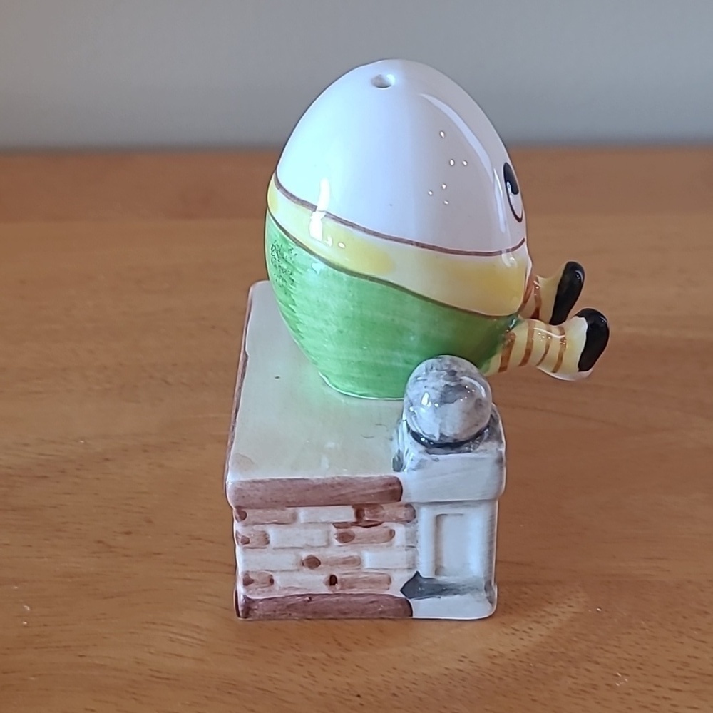 VINTAGE Ceramic Humpty Dumpty Egg Sitting On A Wall Salt And Pepper Shaker Set - Picture 2 of 16